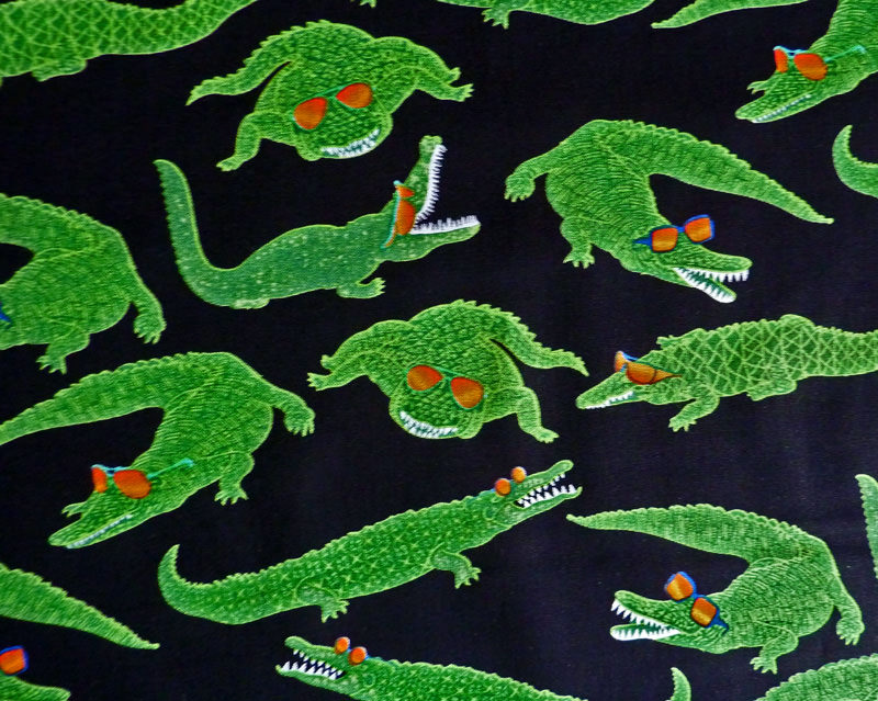  - ✂ Patchworkstoff Meterware Reef Madness Krokodile - grüne Krokodile auf schwarzem Grund
