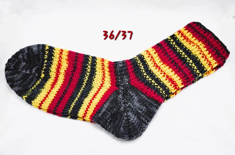  - 1 Paar handgestrickte Socken, Grösse 36/37, Schwarz-Rot-Gold, Sockenwolle 