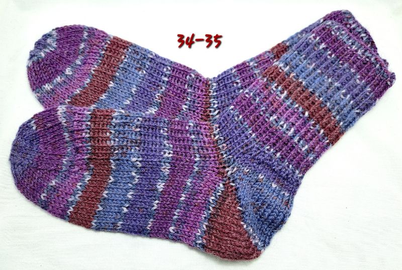  - 1 Paar handgestrickte Socken, Grösse 34/35, lila-grau-braun gestreift, Sockenwolle mit Baumwollanteil