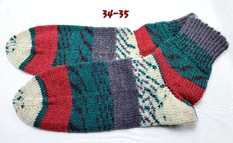  - 1 Paar handgestrickte Socken, Grösse 34/35,weiß-grün-rot-grau gestreift, Sockenwolle 