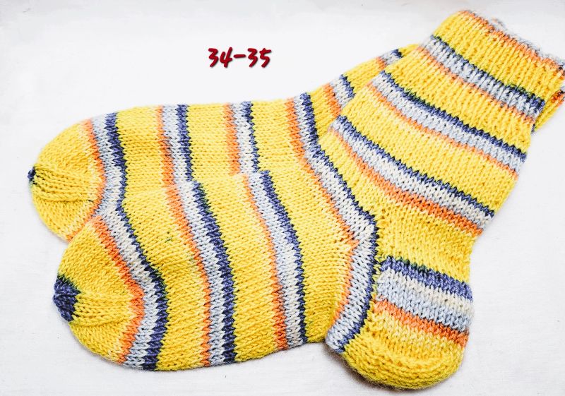  -  handgestrickte Socken, Grösse 32-33,    1 Paar   gelb-blau-weiß gestreift, Sockenwolle 