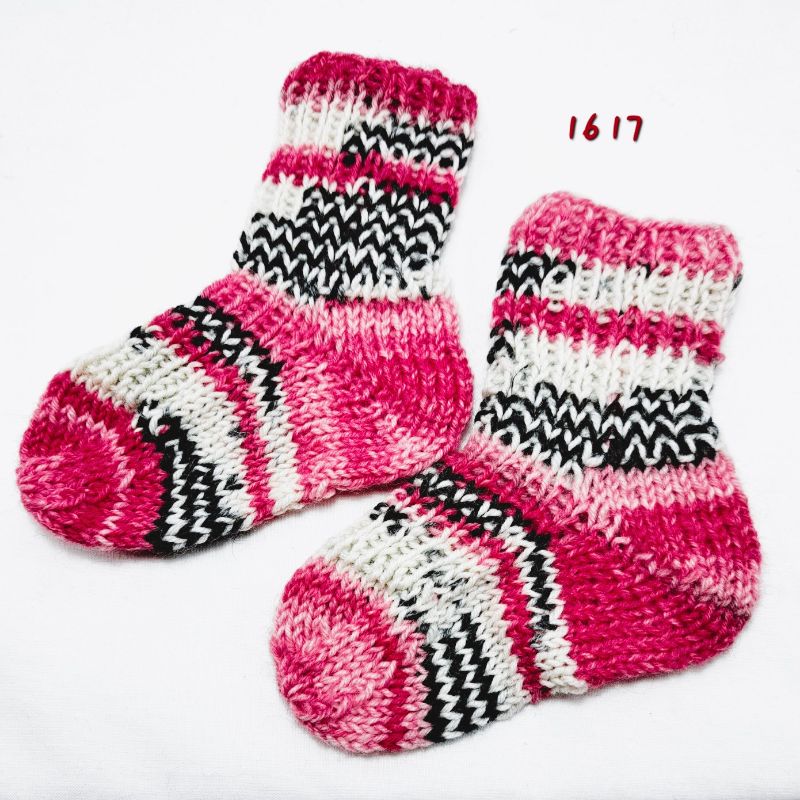  - handgestrickte Socken, Grösse 14/15,  1 Paar weiß-schwarz-rot-rosa gestreift, Sockenwolle 
