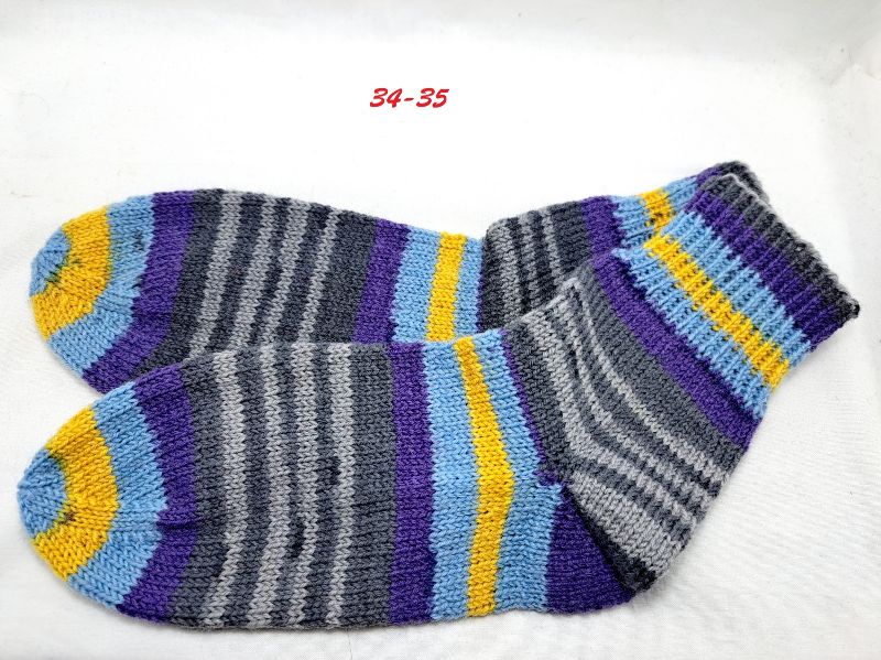  - 1 Paar handgestrickte Socken, Grösse 32-33, grau-lila-blau-gelb gestreift, Sockenwolle   