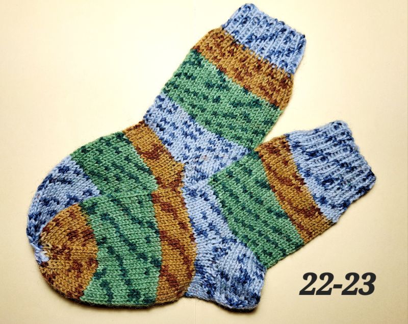  -  handgestrickte Socken, Gr. 22-23, 1 Paar grau-braun-grün gestreiftt, Sockenwolle )