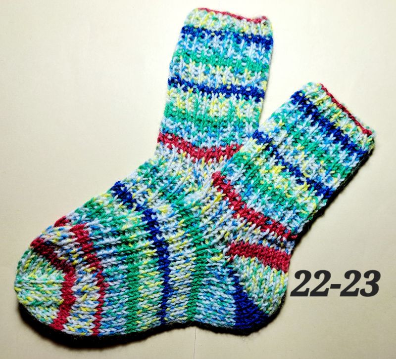  -  handgestrickte Socken, Grösse 22-23, 1 Paar grün-rot-blau gestreift, Sockenwolle  