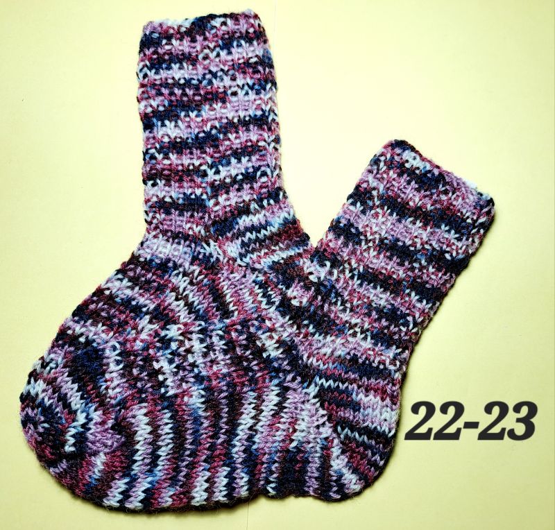  -  handgestrickte Socken, Größe 22-23, 1 Paar lila-weiß-blau gestreift, Sockenwolle  