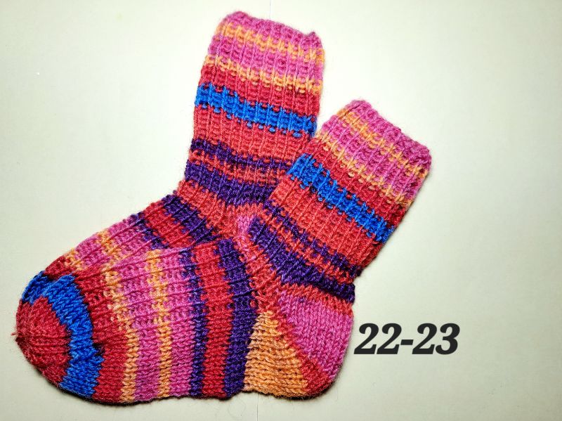  -  handgestrickte Socken, Größe 22-23, 1 Paar rot-rosa-lila gestreift, Sockenwolle  