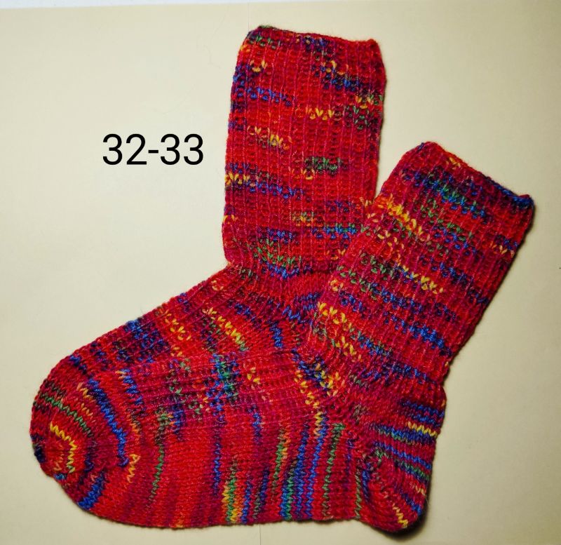  - handgestrickte Socken, Grösse 32-33, 1 Paar orange mit bunten Streifen, Sockenwolle 
