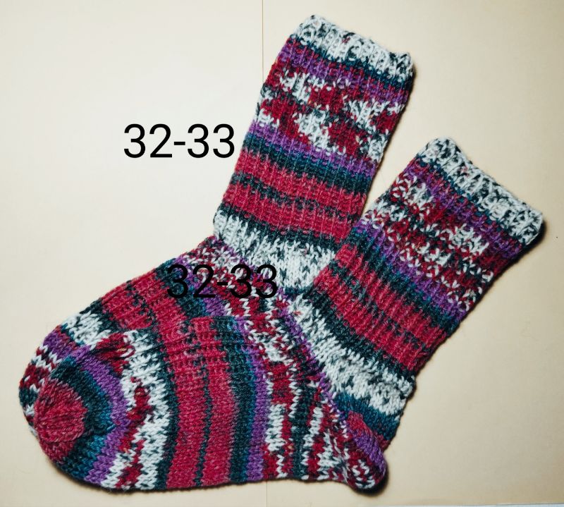  - handgestrickte Socken, Grösse 32-33, 1 Paar, rot-grau-lila gestreift Sockenwolle