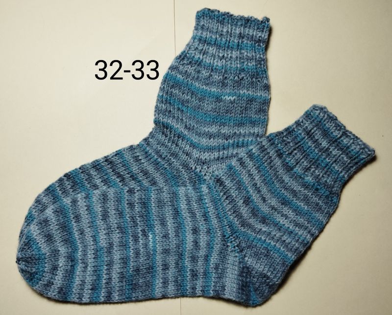  - 1 Paar handgestrickte Socken, Grösse 32-33, grau-blau gestreift, Sockenwolle 