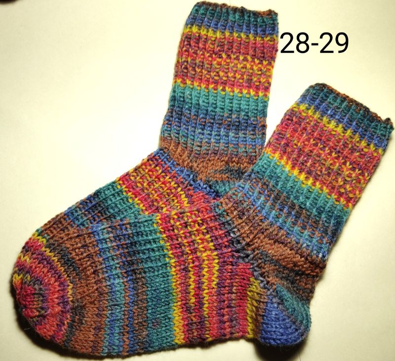  -  handgestrickte Socken, Größe 28-29,   1 Paar  Regenbogen gestreift, Sockenwolle )