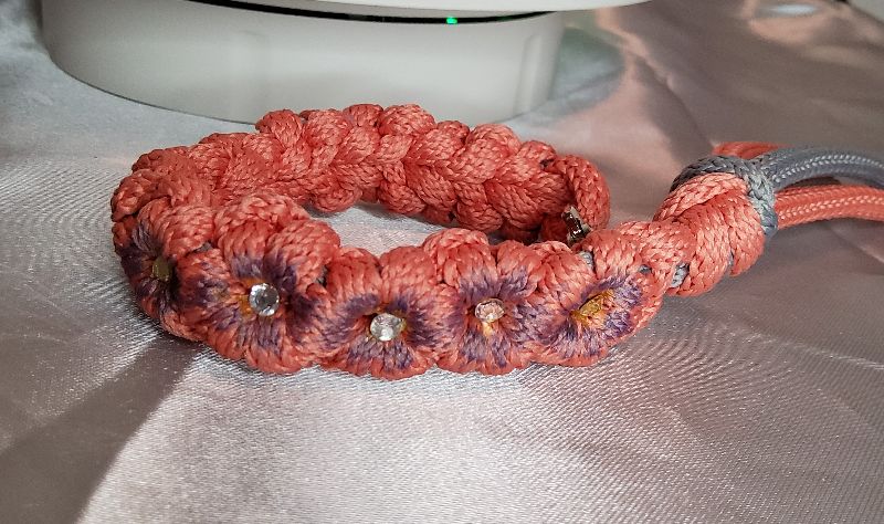  - Geflochtenes Armband coral Blumen mit Strasssteinen 18 cm, Armband aus Kordel, Makramee, Armband der Freundschaft