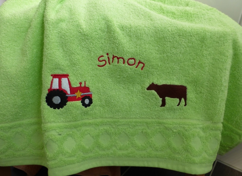  - Tolles Handtuch bestickt mit Traktor, Kuh und Wunschname, für Bauernhoffans, personalisierbar, Dieda!