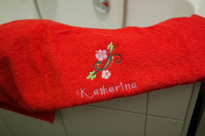  - Handtuch bestickt mit Name und Blumenranke, personalisiert, von Dieda