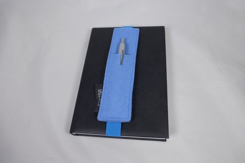  - Stifthalter, Stifthalterung, blau, aus Wollfilz mit Gummiband zur Befestigung an Notizbuch, Kalender, DIN A5, handgemacht von Dieda