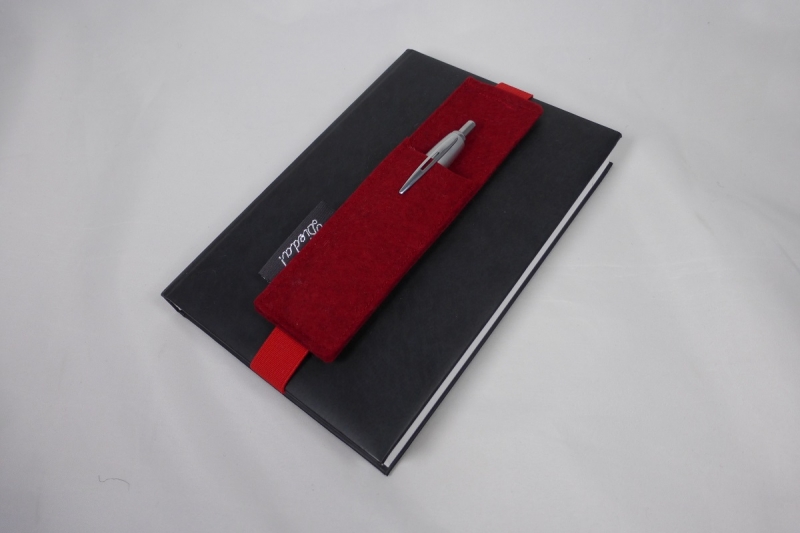  - Stifthalter, Stifthalterung, rot, aus Wollfilz mit Gummiband zur Befestigung an Notizbuch, Kalender, DIN A5, handgemacht von Dieda