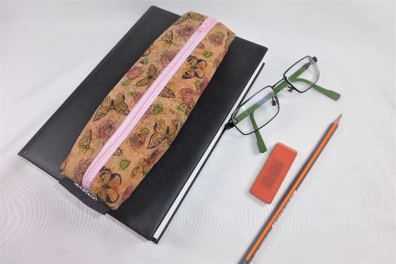  - Lesezeichen mit Brillenetui aus Korkstoff Schmetterlinge mit Gummiband zur Befestigung an Notizbuch, Kalender, Organizer, Tagebuch, Stiftetui