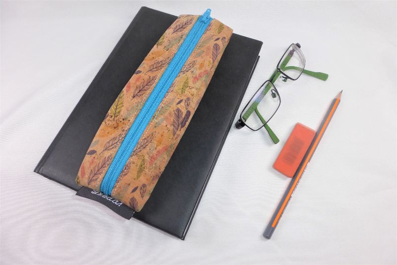  - Lesezeichen mit Brillenetui aus Korkstoff Federn mit Gummiband zur Befestigung an Notizbuch, Kalender, Organizer, Tagebuch, Stiftetui