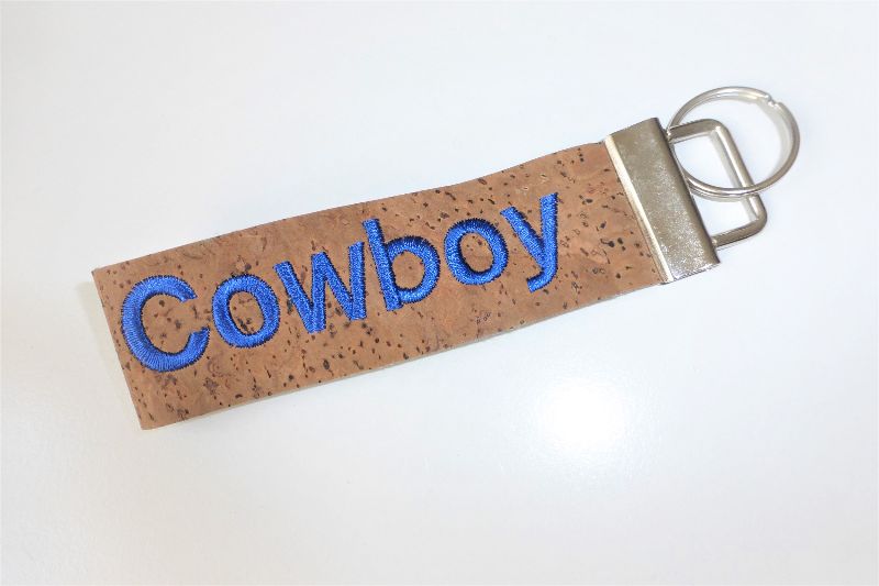  - 1 Schlüsselband aus Korkstoff, bestickt mit Cowboy, für Pferdeliebhaber, Reiter, Westernreiter, 3 cm breit, handgemacht von Dieda