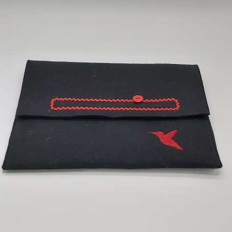  - Tablet Tasche aus schwarzem Wollfilz mit Motiv rote Stickerei Vogel