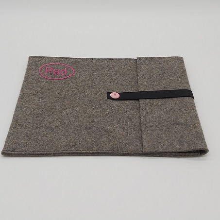  - Tablet Tasche aus grauem Wollfilz mit kleinem Logo Farbe rosa genäht
