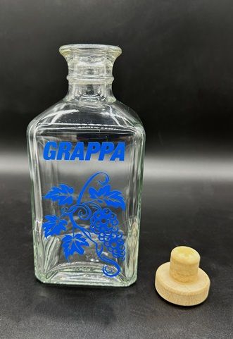  - Glasflasche mit Motiv aus Vinylfolie zum Befüllen von GRAPPA
