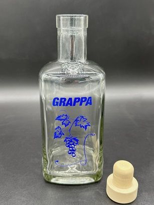  - Glasflasche mit Motiv aus Vinylfolie zum Befüllen von GRAPPA
