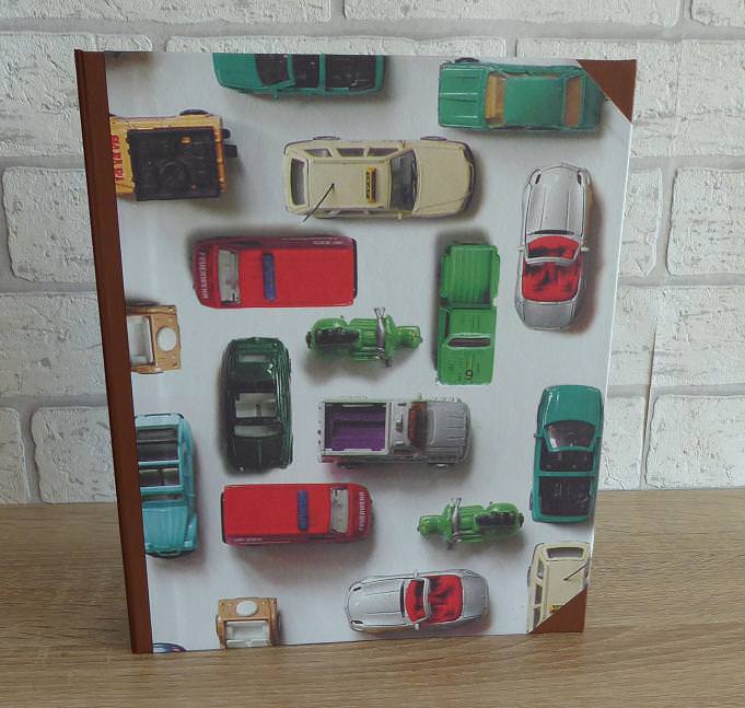  - Handgefertigtes Ringbuch für DIN A5 aus Pappe, Papier und Buchleinen - Motiv: Autos