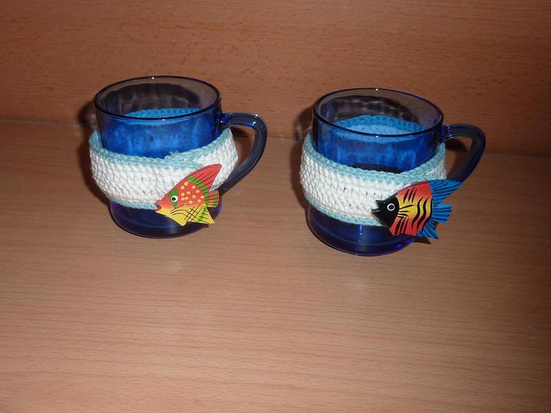  - Zwei umhäkelte Teetassen - blau-weiß mit Fisch - bunt