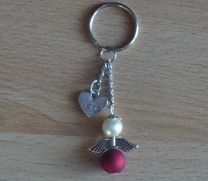  - Handgefertigter Schlüsselanhänger Liebesengel mit Herz - rot-weiß