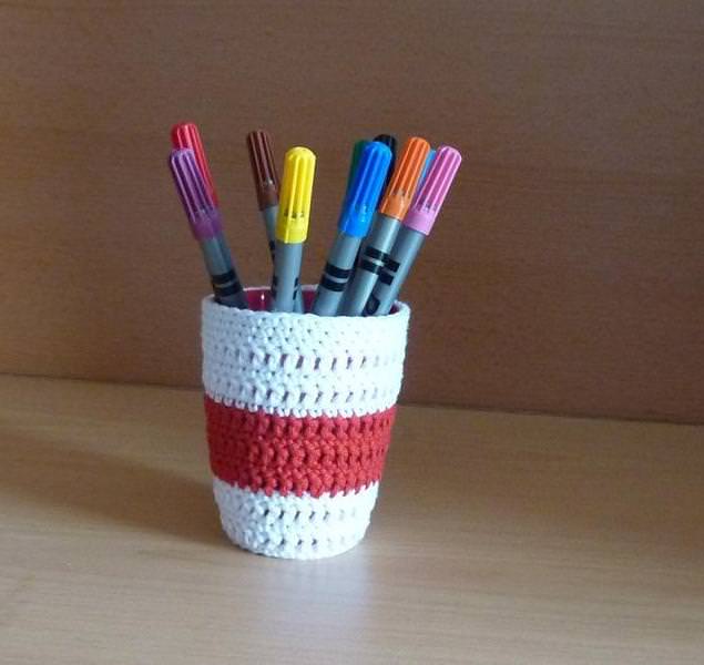  - Stiftebecher - Blumenvase  umhäkelt rot-weiß