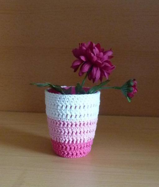 - Stiftebecher - Blumenvase  umhäkelt weiß-rosa-pink