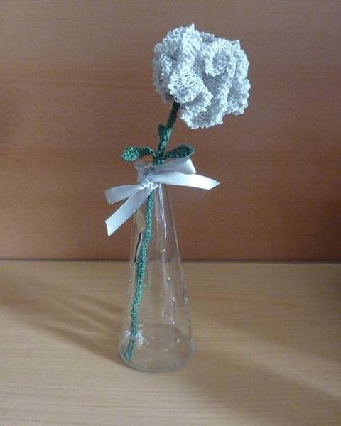  - gehäkelte Blume in Blumenvase (aus Glas) - hellgrau-grün
