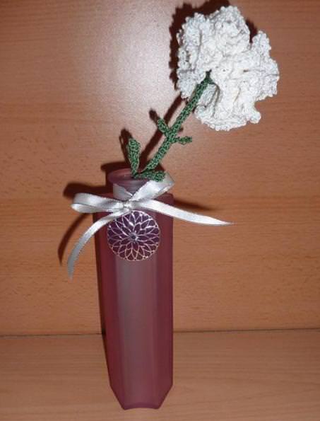  - gehäkelte Blume in Blumenvase (aus Glas) mit Metallanhänger - weiß-grün