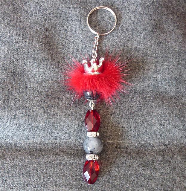  - Schlüsselanhänger/Taschenanhänger mit Krone und Fellpuschel - rot-grau
