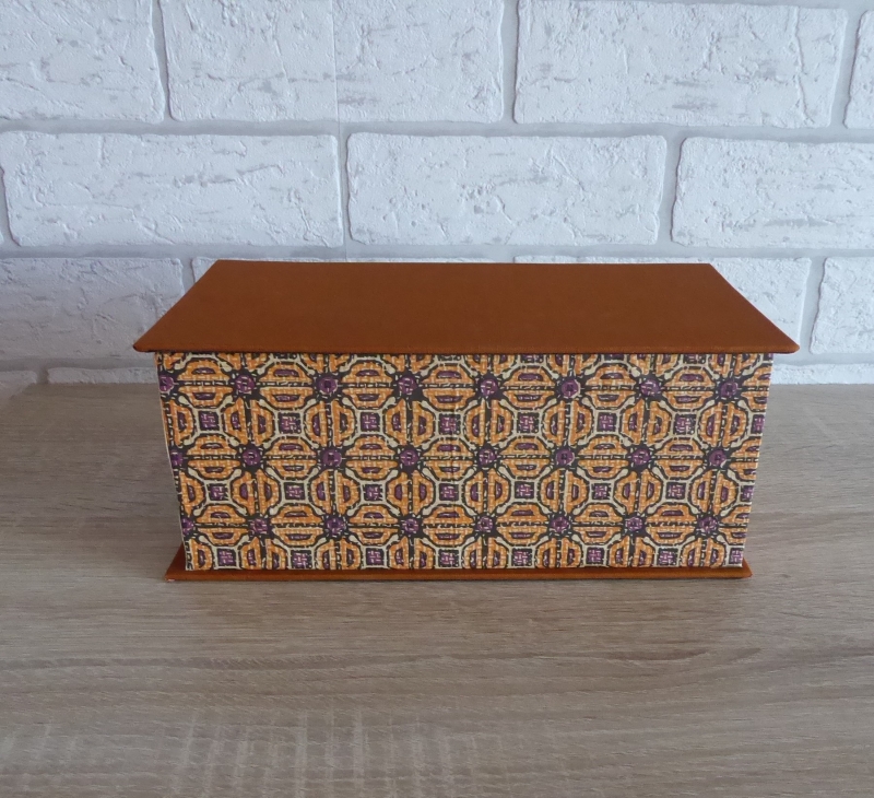  - Handgefertigte Geschenkverpackung aus Pappe, Papier und Buchleinen - grafisches Design - beige-braun-schwarz
