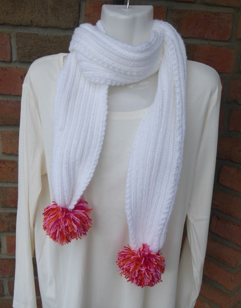  - gestrickter Schal mit Bommel - weiß-rosa-rot (Länge 156 cm)