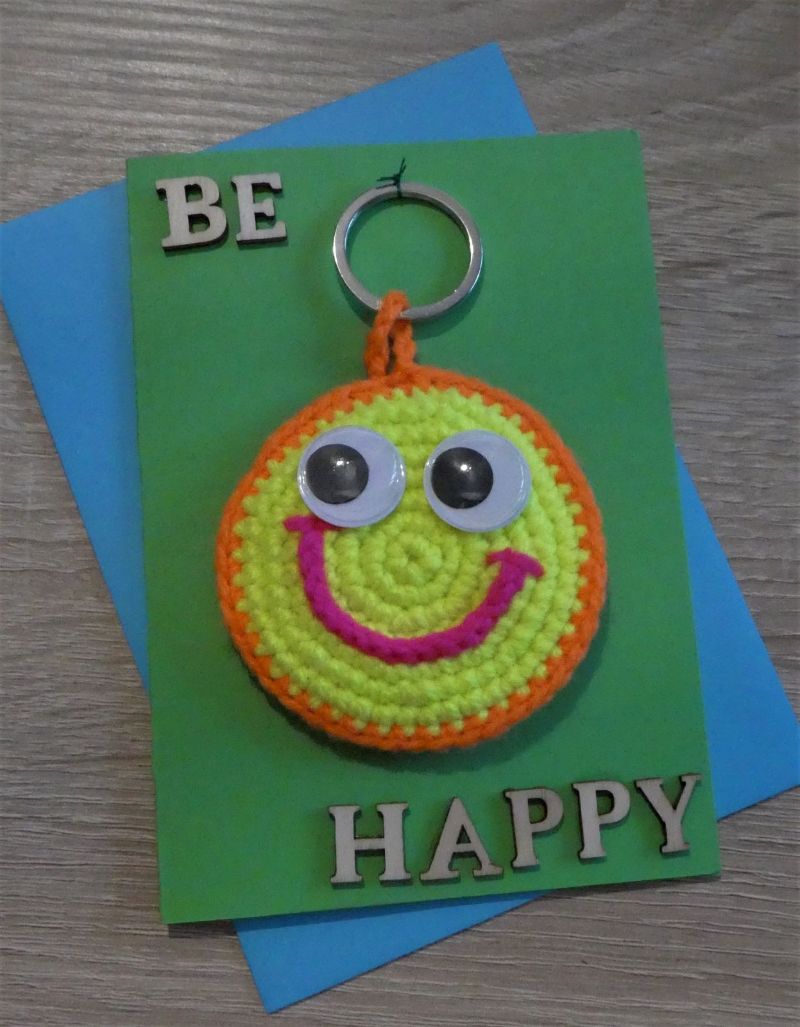 - Schlüsselanhänger / Taschenanhänger Smiley inkl. Grußkarte und Briefumschlag (neongelb/-orange/-pink und grün)