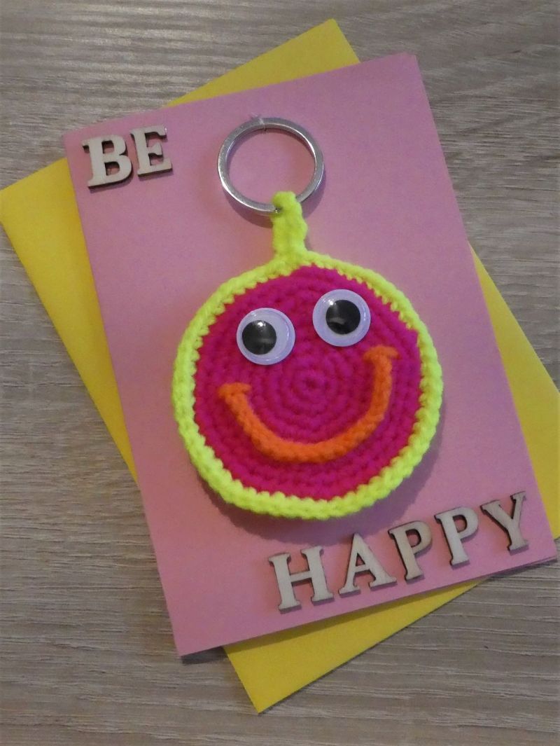  - Schlüsselanhänger / Taschenanhänger Smiley inkl. Grußkarte und Briefumschlag (neongelb/-orange/-pink und rosa) 