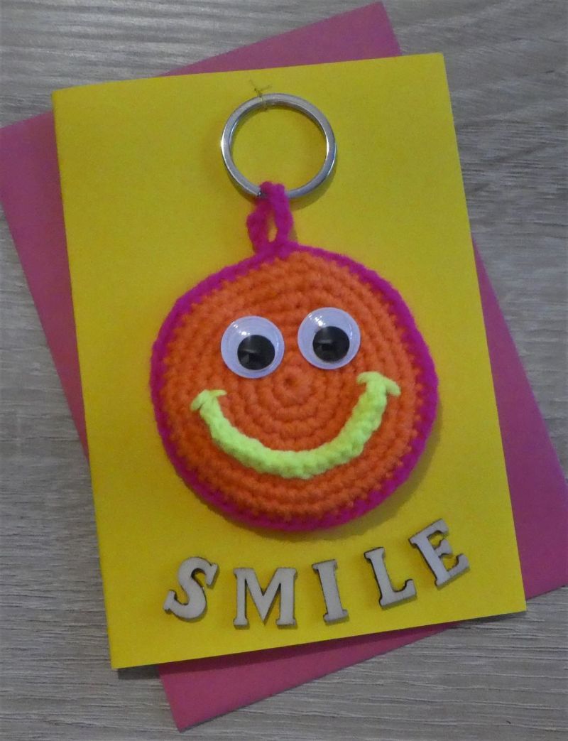  - Schlüsselanhänger / Taschenanhänger Smiley inkl. Grußkarte und Briefumschlag (neongelb/-orange/-pink und gelb)