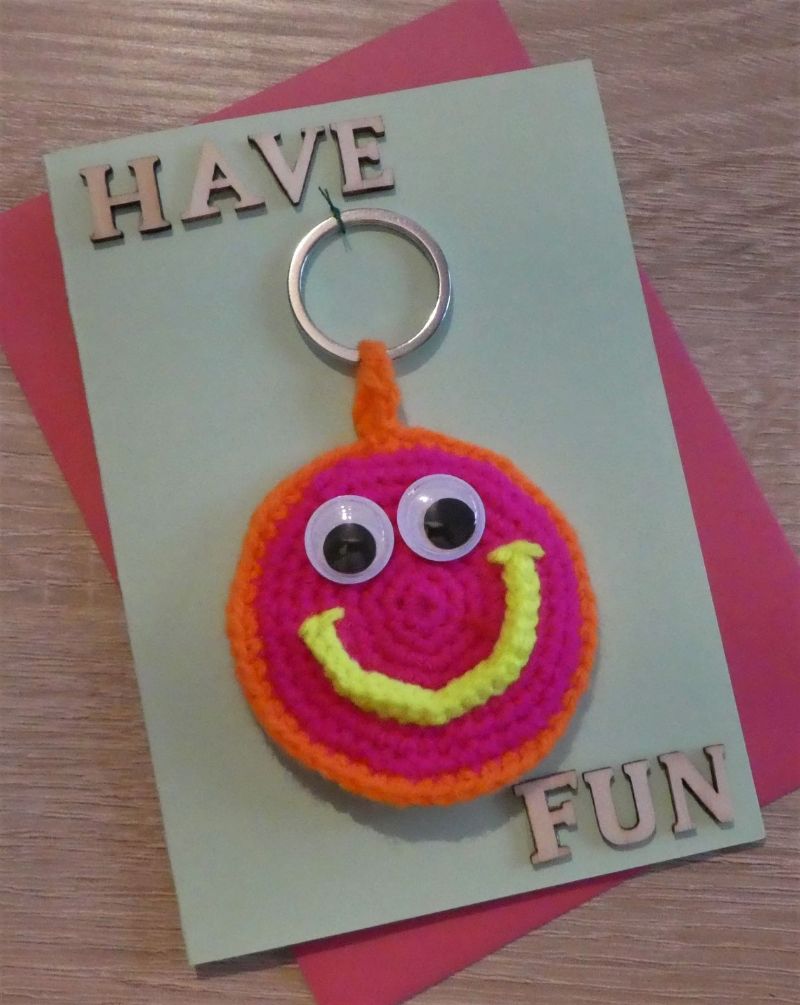  - Schlüsselanhänger / Taschenanhänger Smiley inkl. Grußkarte und Briefumschlag (neongelb/-orange/-pink und hellgrün)