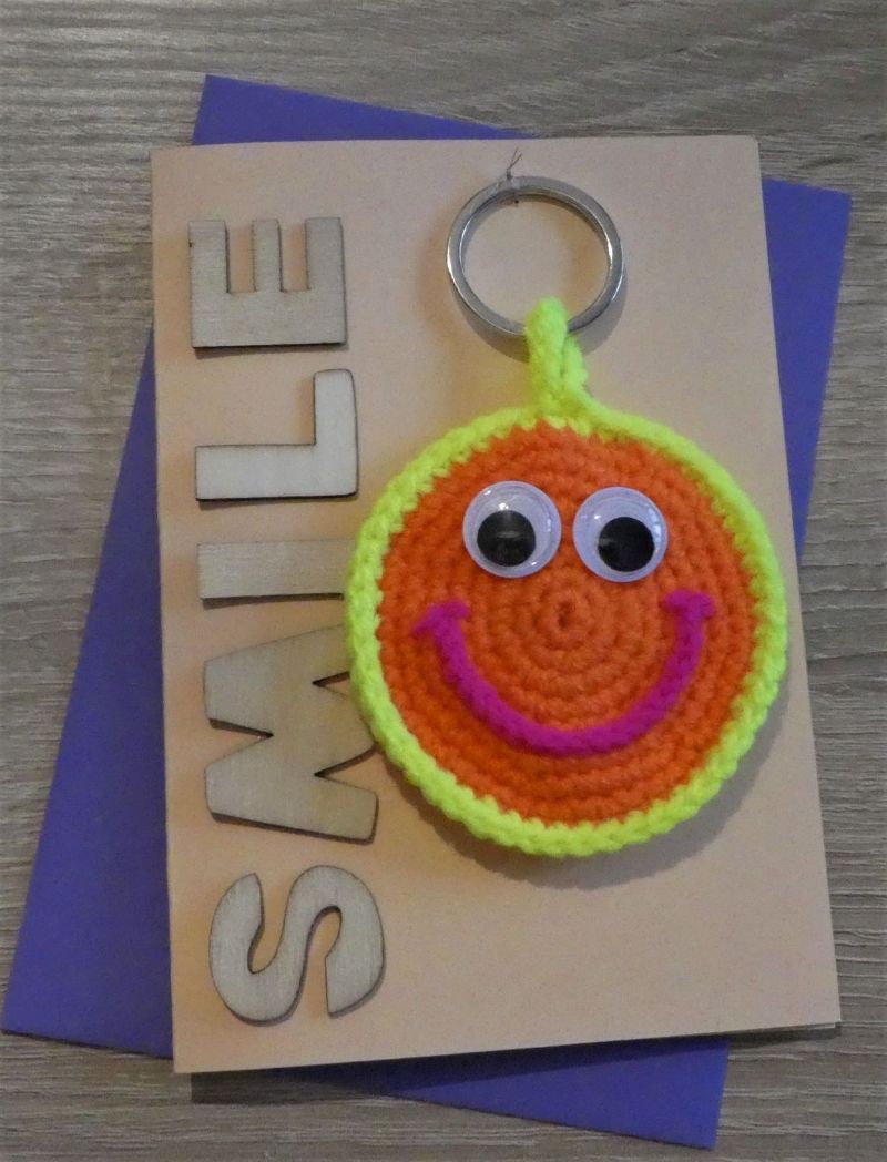  - Schlüsselanhänger / Taschenanhänger Smiley inkl. Grußkarte und Briefumschlag (neongelb/-orange/-pink und aprikot)