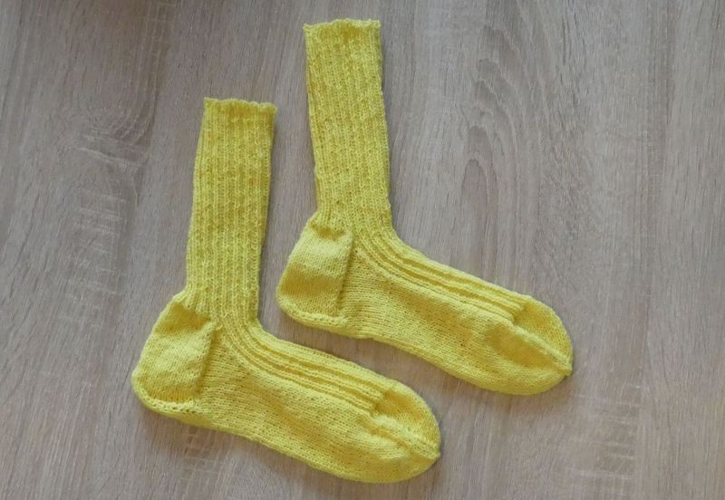 - Gestrickte Socken Größe 40/41 gelb