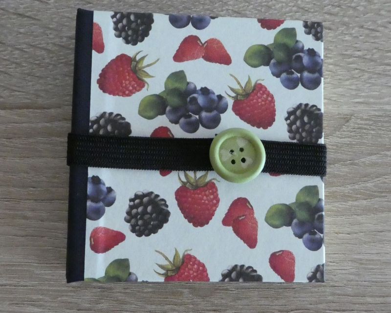  - Hangefertigtes Haftnotizzettelbüchlein aus Papier und Buchleinen - Beeren (Erdbeeren, Himbeeren, Brombeeren, Blaubeeren)