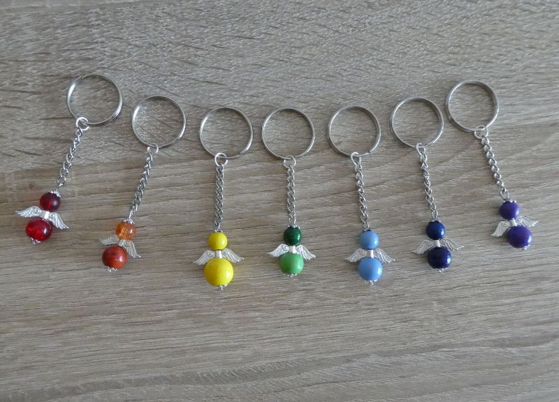  - 7 handgefertigte Schlüsselanhänger mit Metallflügeln - Engel  - Regenbogenfarben