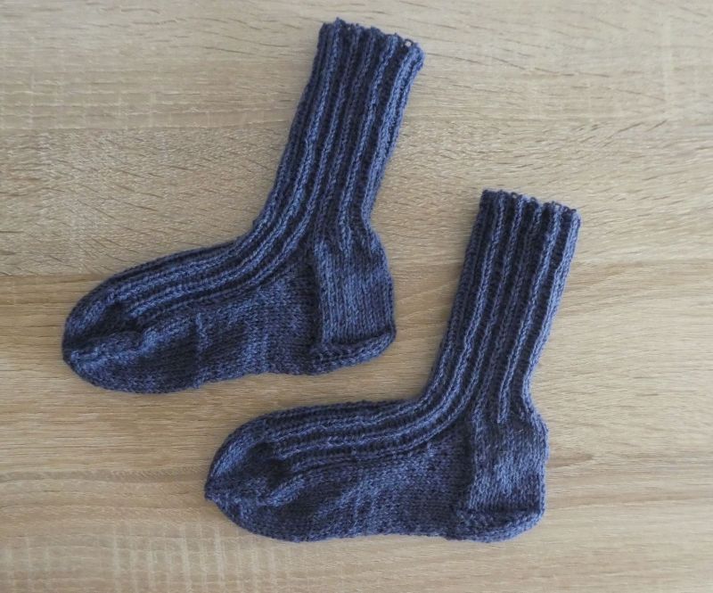  - Gestrickte Socken Größe 24/25 blau