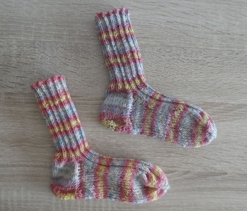  - Gestrickte Socken Größe 24/25 rosa-blau-gelb-weiß gestreift