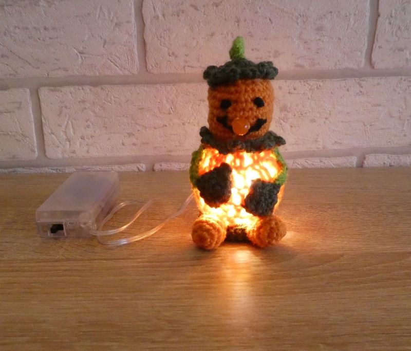  - Gehäkeltes Kürbismännchen mit LED-Beleuchtung