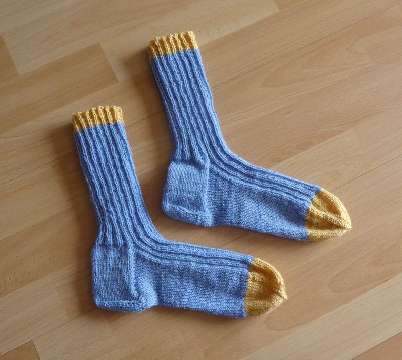  - Gestrickte Socken Größe 40/41 blau-senf