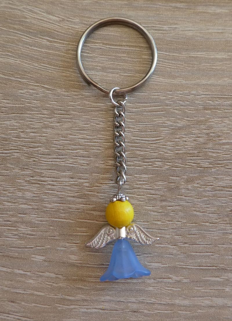  - Handgefertigter Schlüsselanhänger mit Metallflügeln - blau-gelb